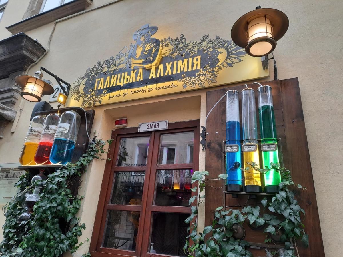 Midnight Cats' Apartment In Rynok Square Світло Є Завжди! Lwów Zewnętrze zdjęcie